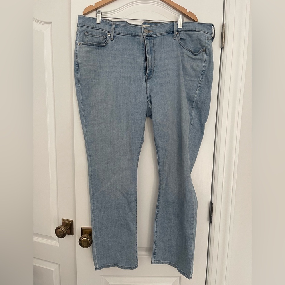 Levi’s Women’s Classic Straight Jeans in a light wash Size 22W